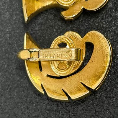 VINTAGE TRIFARI GOLD-TONED LEAF EARRINGS