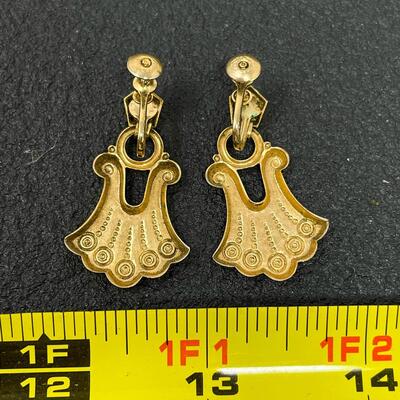 VINTAGE GOLD-TONED DANGLE EARRINGS