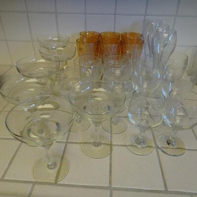 LOT 363. COLLECTION OF GLASSWARE
