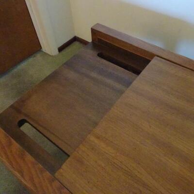 LOT 369. SIDE TABLE THAT EXTENDS FROM 20" TO 40"