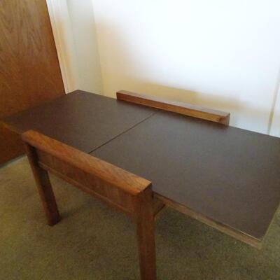LOT 369. SIDE TABLE THAT EXTENDS FROM 20" TO 40"