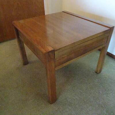LOT 369. SIDE TABLE THAT EXTENDS FROM 20" TO 40"