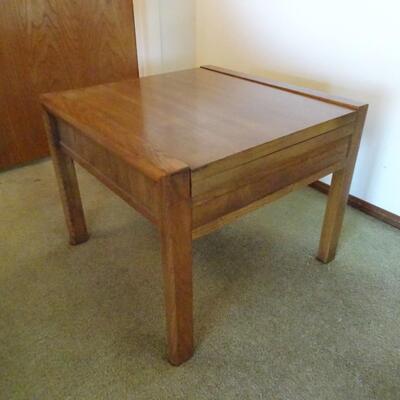 LOT 369. SIDE TABLE THAT EXTENDS FROM 20" TO 40"