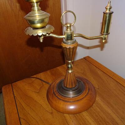 LOT 370. TABLE LAMP