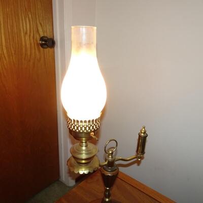 LOT 370. TABLE LAMP
