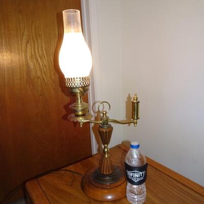 LOT 370. TABLE LAMP
