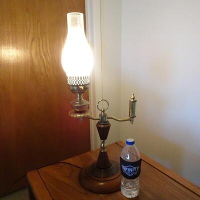 LOT 370. TABLE LAMP