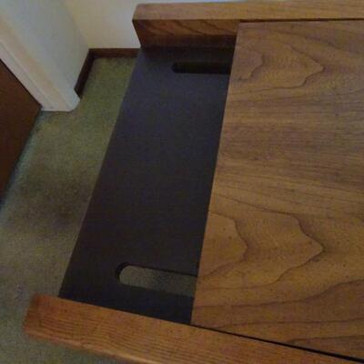LOT 371. SIDE TABLE THAT EXTENDS FROM 20" TO 40"