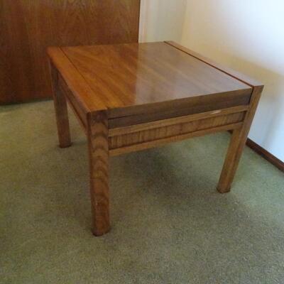 LOT 371. SIDE TABLE THAT EXTENDS FROM 20" TO 40"