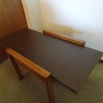 LOT 371. SIDE TABLE THAT EXTENDS FROM 20" TO 40"