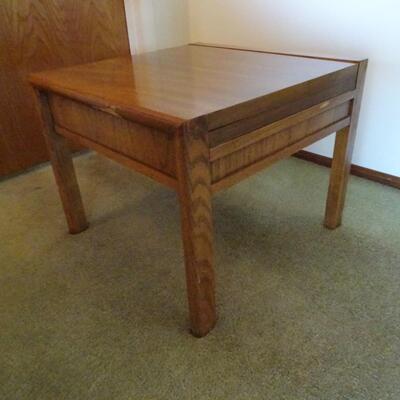 LOT 371. SIDE TABLE THAT EXTENDS FROM 20" TO 40"