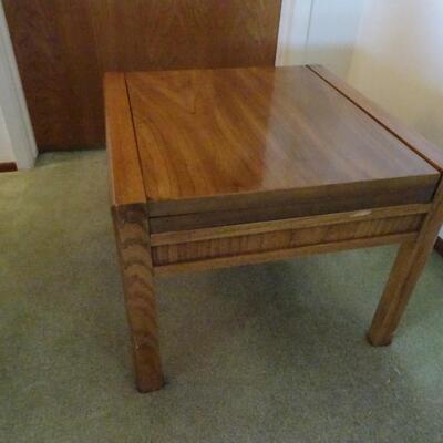 LOT 371. SIDE TABLE THAT EXTENDS FROM 20" TO 40"