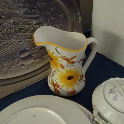 LOT 374. VARIETY OF KITCHEN AND HOUSEHOLD ITEMS