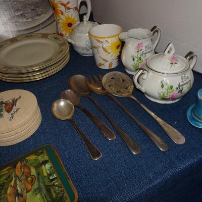 LOT 374. VARIETY OF KITCHEN AND HOUSEHOLD ITEMS