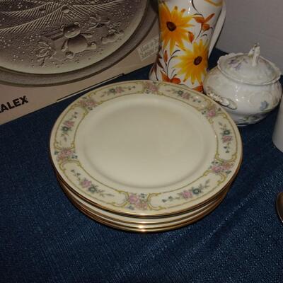 LOT 374. VARIETY OF KITCHEN AND HOUSEHOLD ITEMS