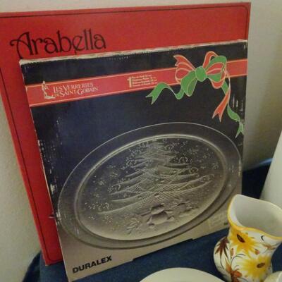 LOT 374. VARIETY OF KITCHEN AND HOUSEHOLD ITEMS