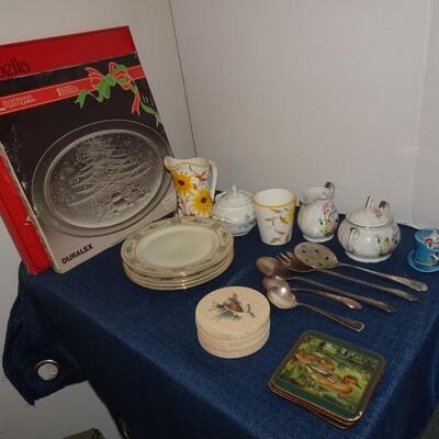 LOT 374. VARIETY OF KITCHEN AND HOUSEHOLD ITEMS