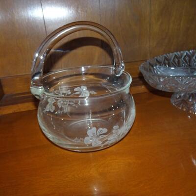 LOT 376. GLASS AND CRYSTAL ITEMS