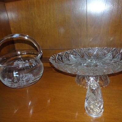 LOT 376. GLASS AND CRYSTAL ITEMS
