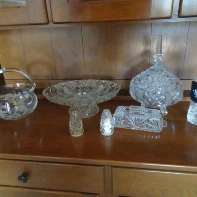 LOT 376. GLASS AND CRYSTAL ITEMS