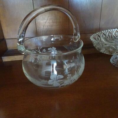LOT 376. GLASS AND CRYSTAL ITEMS