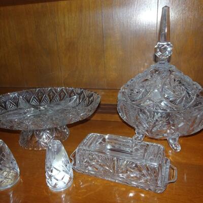 LOT 376. GLASS AND CRYSTAL ITEMS