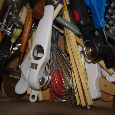 LOT 378. KITCHEN TOOLS AND GADGETS