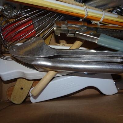 LOT 378. KITCHEN TOOLS AND GADGETS