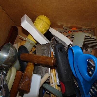 LOT 378. KITCHEN TOOLS AND GADGETS