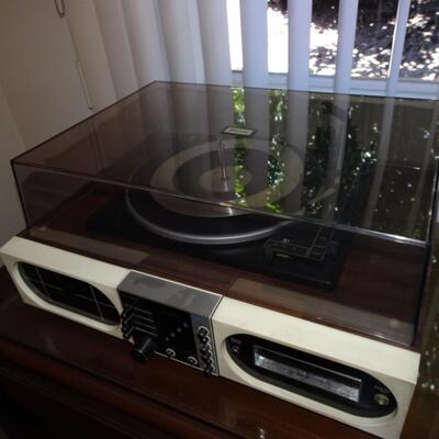 LOT 381.  VINTAGE MIIDA IC FET  STEREO PLUS TWO SPEAKERS