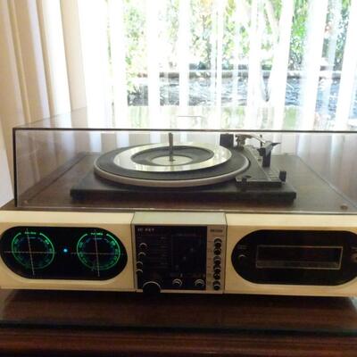 LOT 381.  VINTAGE MIIDA IC FET  STEREO PLUS TWO SPEAKERS