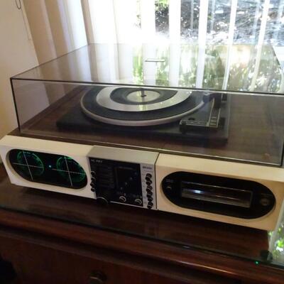LOT 381.  VINTAGE MIIDA IC FET  STEREO PLUS TWO SPEAKERS