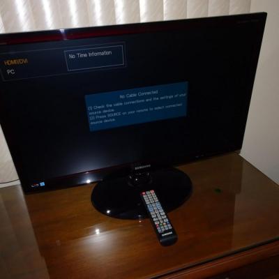LOT 382. SAMSUNG TV AND REMOTE