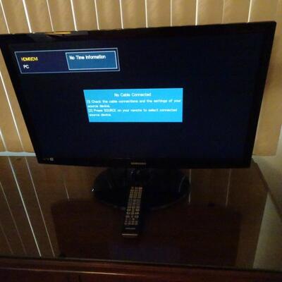 LOT 382. SAMSUNG TV AND REMOTE