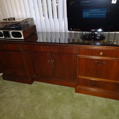 LOT 383. CABINET WITH GLASS TOP