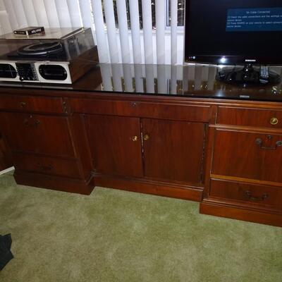 LOT 383. CABINET WITH GLASS TOP