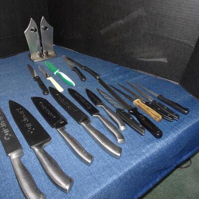 LOT 386. COLLECTION OF KNIVES AND SHARPENER