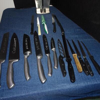 LOT 386. COLLECTION OF KNIVES AND SHARPENER