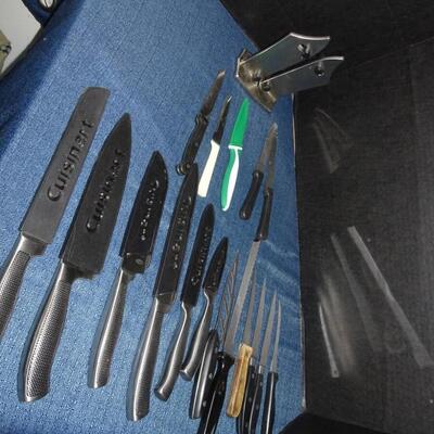 LOT 386. COLLECTION OF KNIVES AND SHARPENER