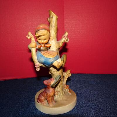 LOT 390 VINTAGE FIGURINES INCLUDING HUMMEL