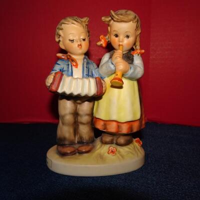 LOT 390 VINTAGE FIGURINES INCLUDING HUMMEL