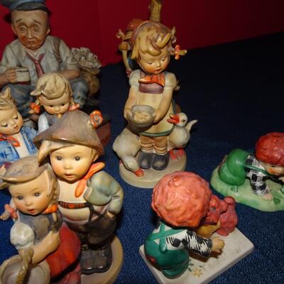 LOT 390 VINTAGE FIGURINES INCLUDING HUMMEL