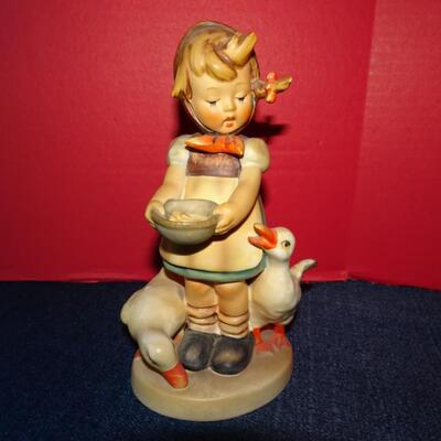 LOT 390 VINTAGE FIGURINES INCLUDING HUMMEL