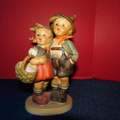LOT 390 VINTAGE FIGURINES INCLUDING HUMMEL
