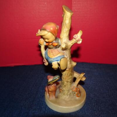 LOT 390 VINTAGE FIGURINES INCLUDING HUMMEL