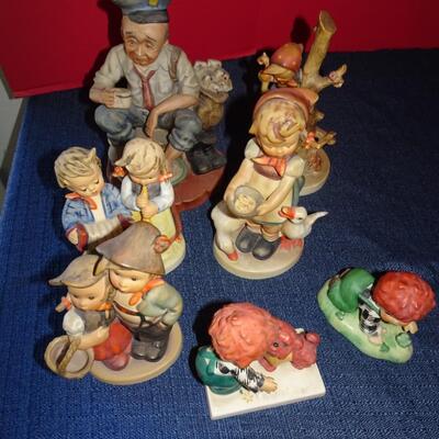 LOT 390 VINTAGE FIGURINES INCLUDING HUMMEL