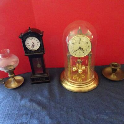 LOT 391. CLOCKS AND HOME DECOR