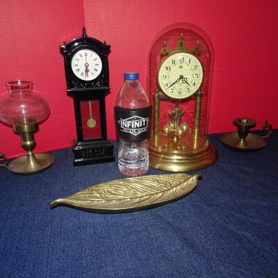 LOT 391. CLOCKS AND HOME DECOR