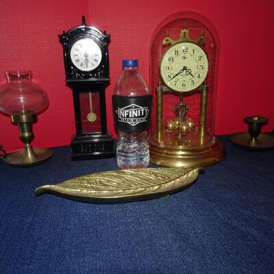 LOT 391. CLOCKS AND HOME DECOR