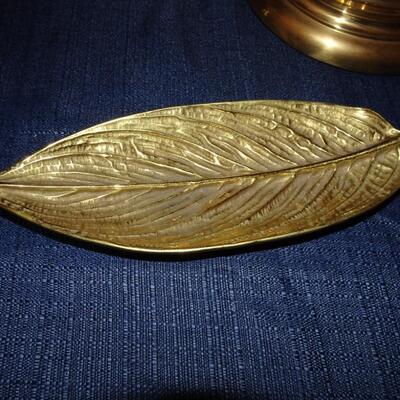 LOT 391. CLOCKS AND HOME DECOR